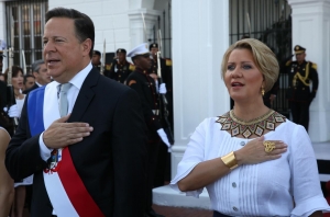 El Presidente de la República Juan Carlos Varela y la primera dama Lorena Castillo dan honor a la Patria