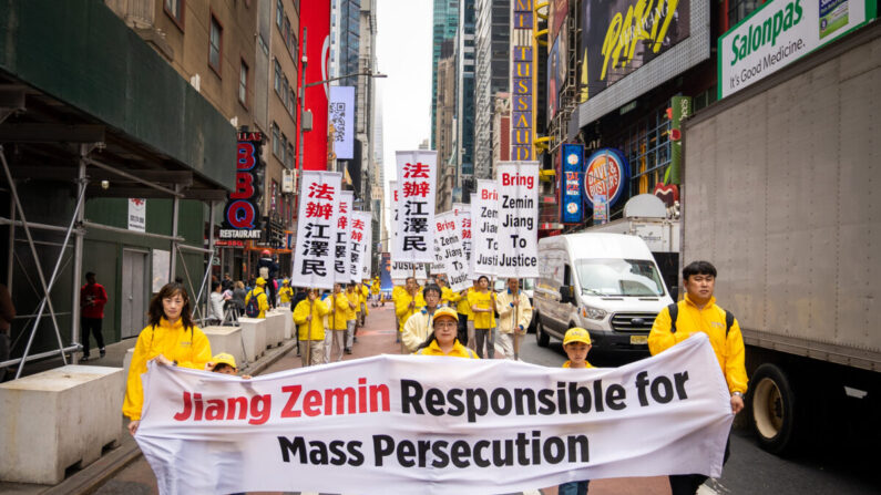 Practicantes de Falun Gong participan en un desfile que marca el 30º aniversario de la introducción de la disciplina espiritual al público, en Nueva York el 13 de mayo de 2022. (Samira Bouaou/The Epoch Times) Fuente: The Epoch Times en español