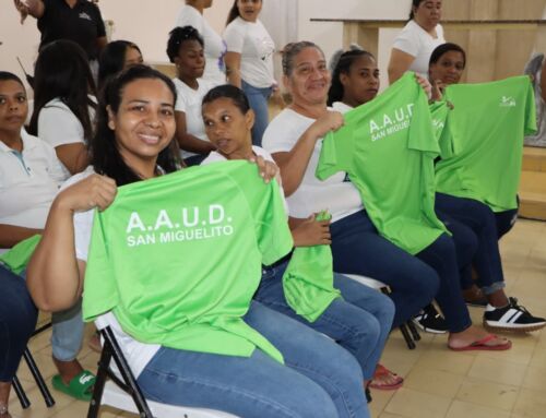 RECIBEN UNIFORMES Y SE INTEGRAN A JORNADA DE LIMPIEZA EN SAN MIGUELITO