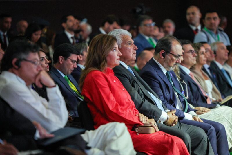 José Raúl Mulino presidente de Panamá , acompañado de su esposa Maricel Cohen durante el Foro Económico Internacional América Latina y el Caribe 2026.